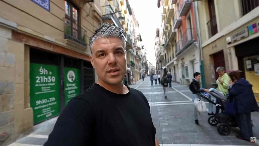 El youtuber e influencer gastronómico Juan José Dalmau en la calle Estafeta de Pamplona. YOUTUBE / JDalmau