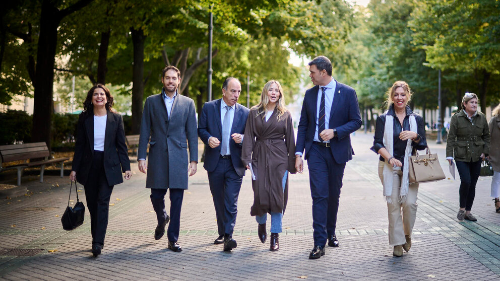 La vicesecretaria nacional de Movilización y reto digital del Partido Popular, Noelia Núñez, y el presidente del PP de Navarra, Javier García, atienden a los medios de comunicación en Pamplona. PABLO LASAOSA