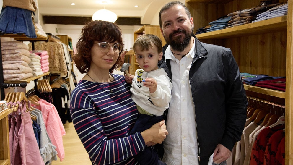 Tienda de ropa infantil Diminutos Gigantes, en la calle San Nicolás número 56 de Pamplona. IÑIGO ALZUGARAY