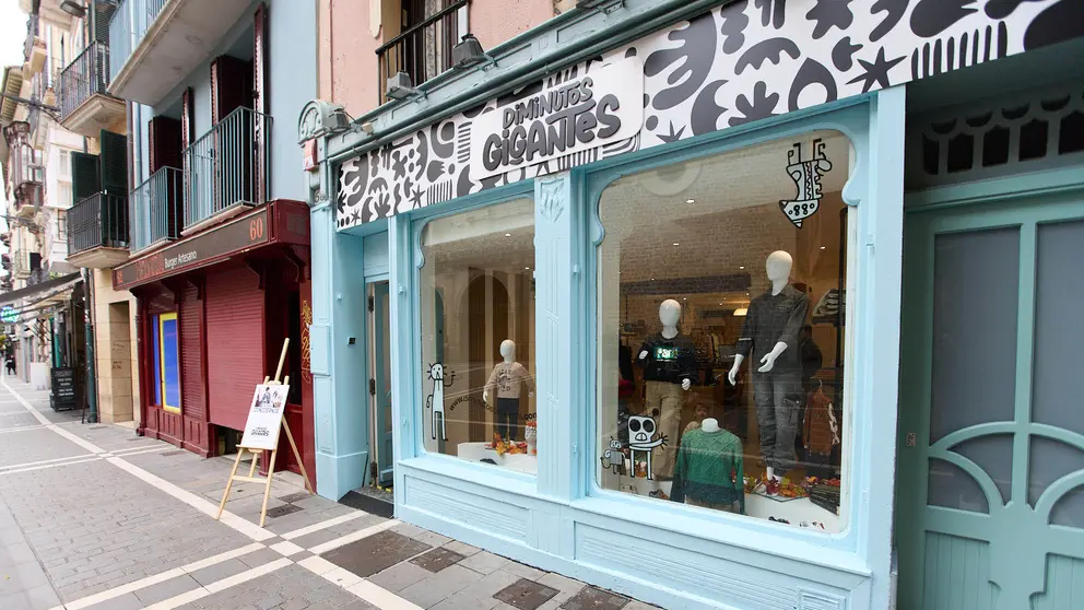 Tienda de ropa infantil Diminutos Gigantes, en la calle San Nicolás número 56 de Pamplona. IÑIGO ALZUGARAY