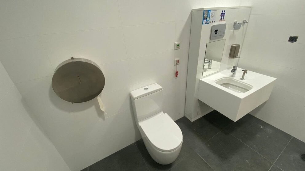 Imagen del nuevo aseo con el lavabo adaptado. GOBIERNO DE NAVARRA