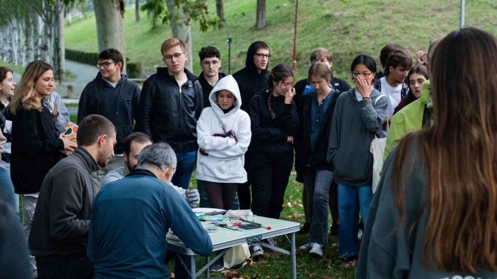 Alumnos de la Universidad de navarra asisten al marcaje de la nueva colonia de murciélagos detectada en el campus de Pamplona. UNIVERSIDAD DE NAVARRA