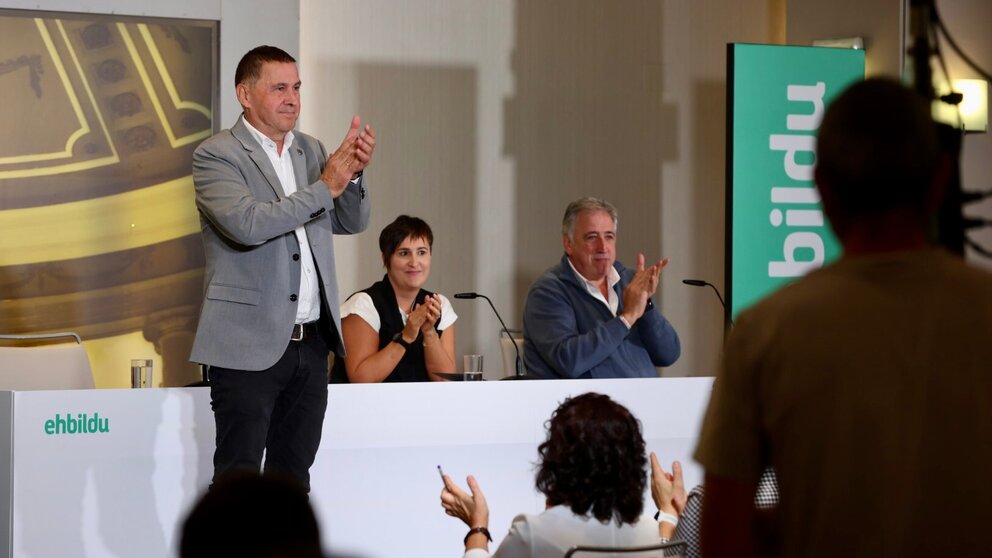 Arnaldo Otegui reúne en Pamplona a un centenar de alcaldes y concejales de Bildu. ÍÑIGO ALZUGARAY