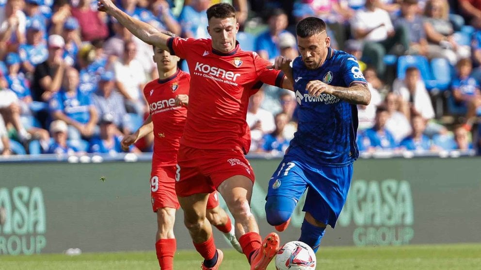 El centrocampista del Getafe Carles Pérez (d) lucha un balón con el defensa del Osasuna Abel Bretones (i)durante el partido correspondiente a la novena jornada de LaLiga EA Sports disputado esta tarde en el Estadio Coliseum de Getafe. EFE/Sergio Pérez