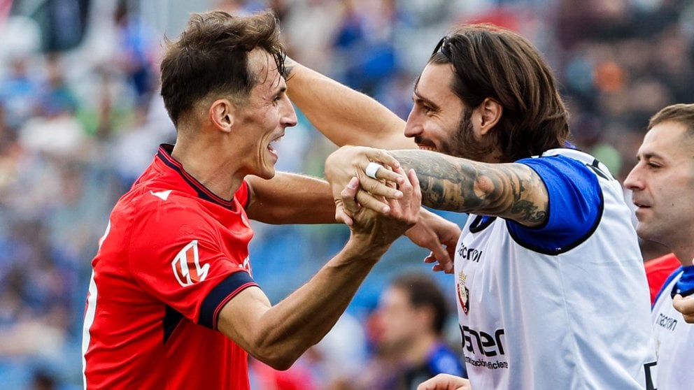 Ante Budimir se fue a buscar a Juan Cruz para celebrar su gol en el partido de Osasuna contra el Getafe en el Coliseum. EFE