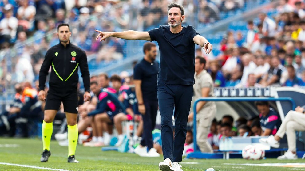 Vicente Moreno en la banda en el partido de Osasuna en el Coliseum contra el Getafe. EUROPA PRESS