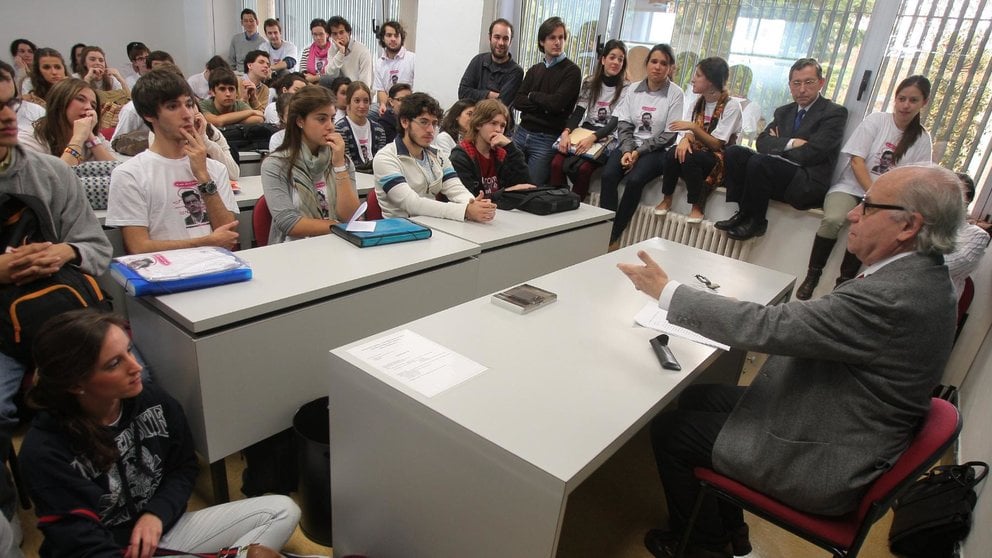 Alejandro Llano imparte una conferencia a los estudiantes de la Facultad de Filosofía y Letras por el día mundial de la Filosofía en 2011. UNIVERSIDAD DE NAVARRA