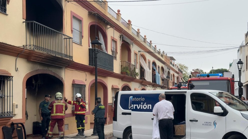 Cuatro personas, todas ellas de una misma familia -el padre, la madre y dos hijos, uno de 20 años y otro de 16-, han muerto este domingo en un incendio registrado en una vivienda de la localidad sevillana de Guillena. EFE/ David Arjona