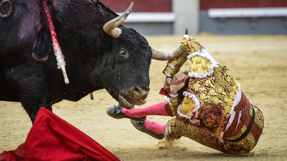 Cogida de Roca Rey por un toro de Fuente YMbro de la Feria de otoño de Madrid en Las Ventas.