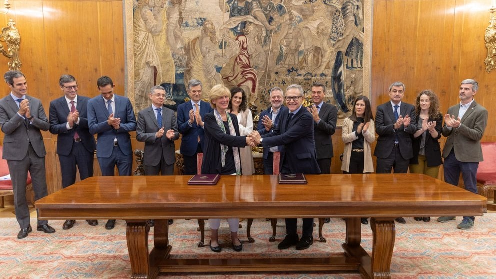 María Iraburu, rectora de la Universidad de Navarra, y Ramón Reyes, presidente de la AECC, durante la firma del acuerdo acompañados por representantes de ambas entidades. CEDIDA