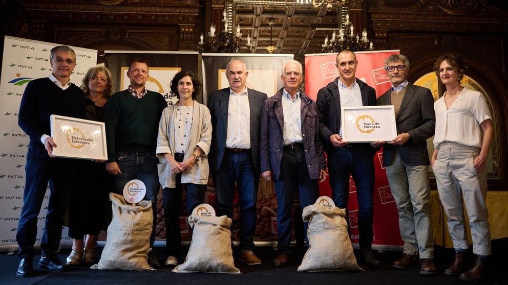 El consejero Aierdi y la directora de INTIA, Natalia Bellostas, junto a productores de nuez en el acto de presentación de la marca. GOBIERNO DE NAVARRA