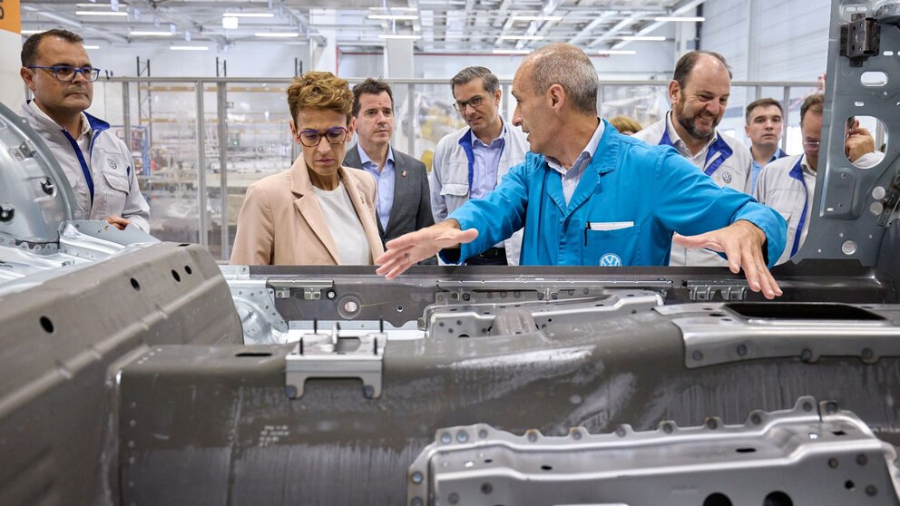 Imagen de archivo de una visita anterior de la presidenta María Chivite a la fábrica de Volkswagen Navarra. GOBIERNO DE NAVARRA