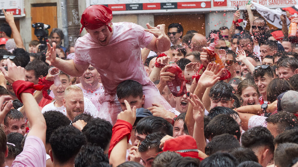 Miles de personas celebran el Chupinazo que da inicio a las Fiestas de San Fermín 2023 en la Plaza del Ayuntamiento de Pamplona. IÑIGO ALZUGARAY