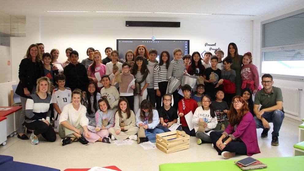 36 niños y niñas, de dos clases de 6º de primaria, en Zizur, conocen de primera mano el campo gracias a la visita de los agricultores de UAGN. CEDIDA