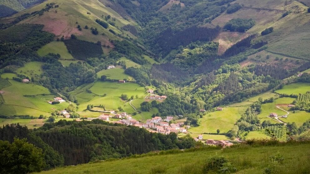 Vista del pueblo de Echalar. TURISMO DE NAVARRA