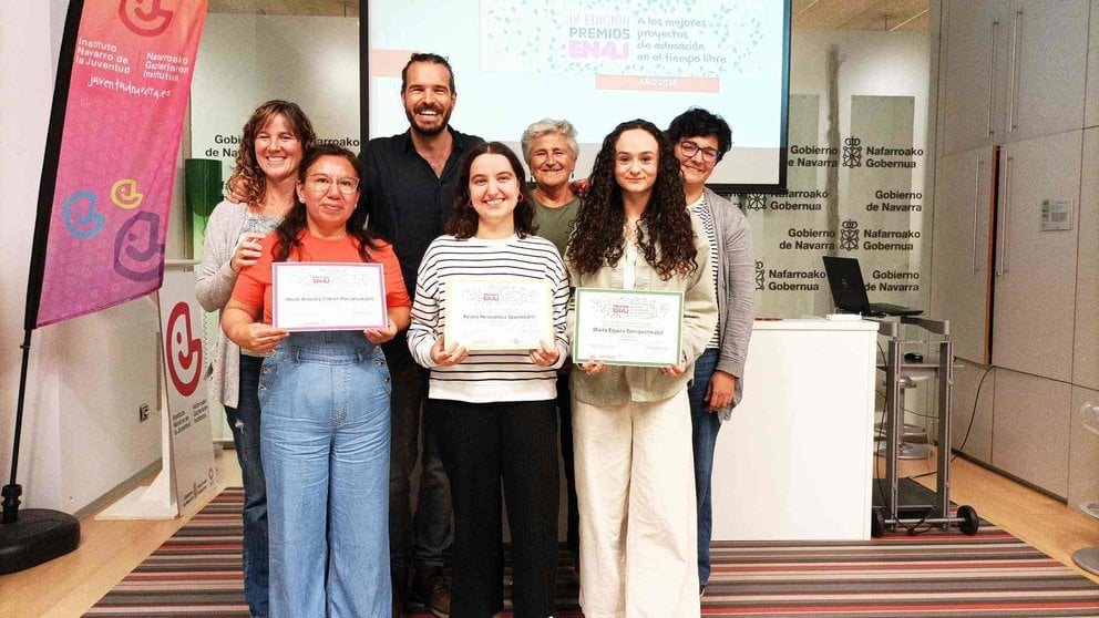 Nicol Aracely Cubas, Ainara Hernández y Marta Equiza posan con sus diplomas. GOBIERNO DE NAVARRA