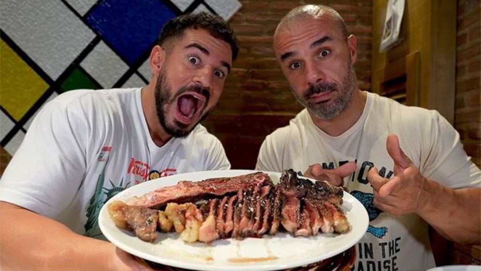 Cenando Con Pablo y Boufit Fatfood posan con la chuleta del asador Bidea 2. INSTAGRAM DE CENANDO CON PABLO