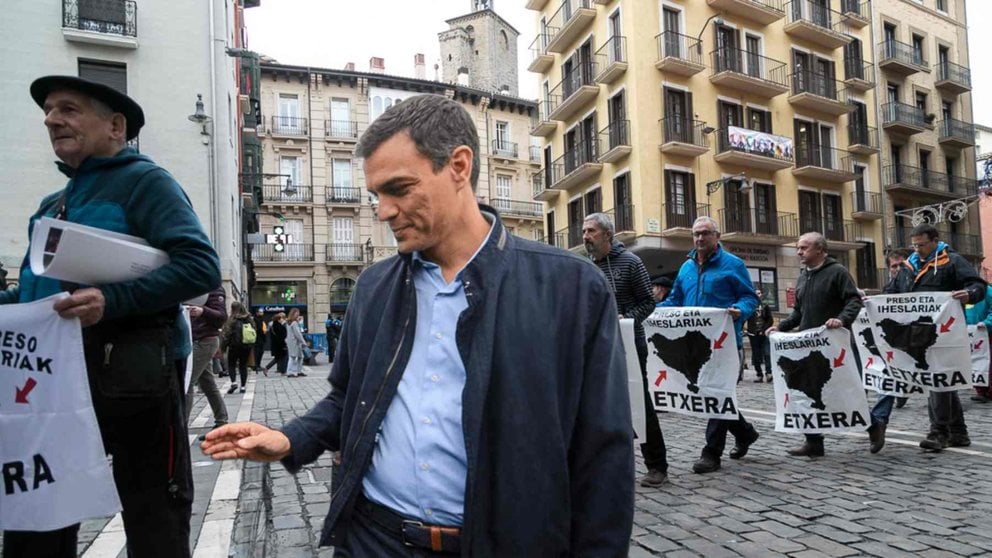 Fotomontaje de Pedro Sánchez sobre una foto de una manifestación que pedía la libertad de los etarras.