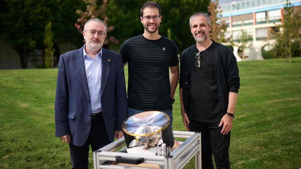 Luis Gandía, Mikel Imizcoz e Ismael Pellejero, con un prototipo de reactor solar para la metanación de CO2. UPNA