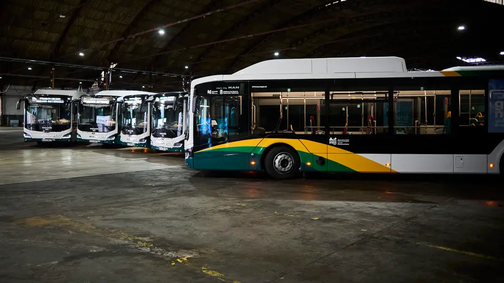 Presentaci&oacute;n de los nuevos autobuses del Transporte Urbano Comarcal que pr&oacute;ximamente entrar&aacute;n en servicio. PABLO LASAOSA