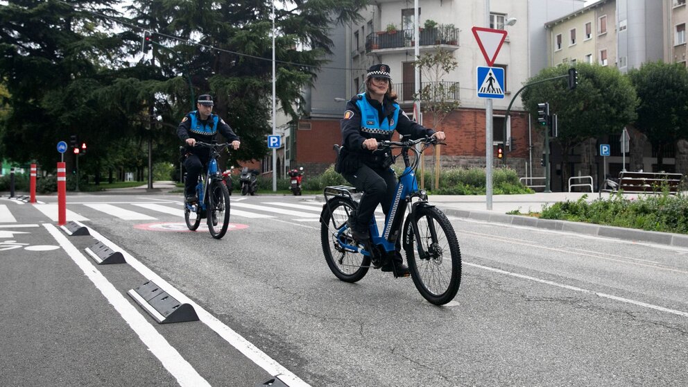 Dos integrantes del Equipo de Sostenibilidad de Policía Municipal de Pamplona - AYUNTAMIENTO DE PAMPLONA / CRISTINA NUÑEZ BAQUEDANO