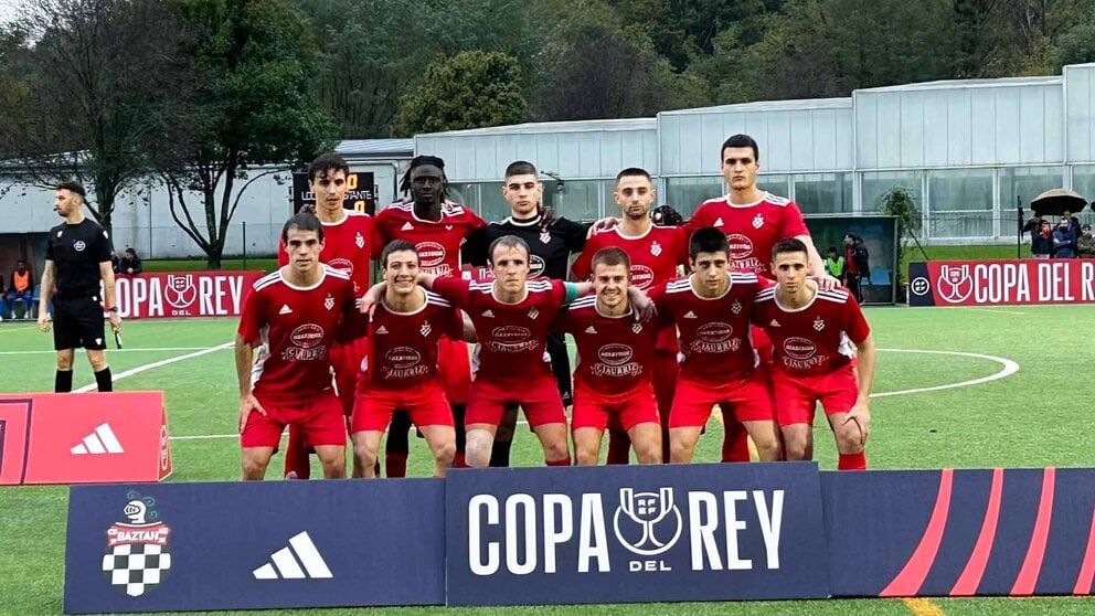 Equipo titular del CD Baztán en la previa de la Copa del Rey. @fedfutnavarra