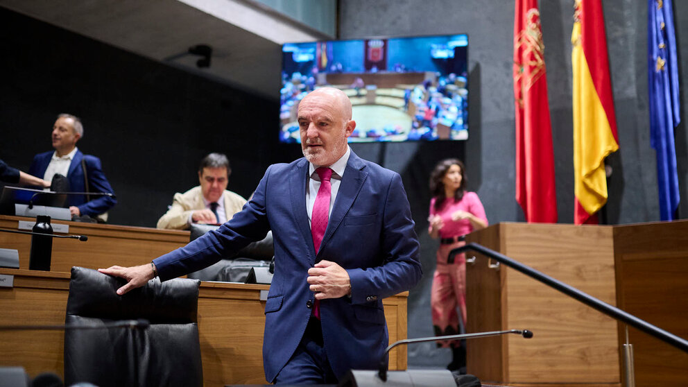 Javier Esparza de UPN minutos antes del comienzo del pleno del Parlamento. PABLO LASAOSA