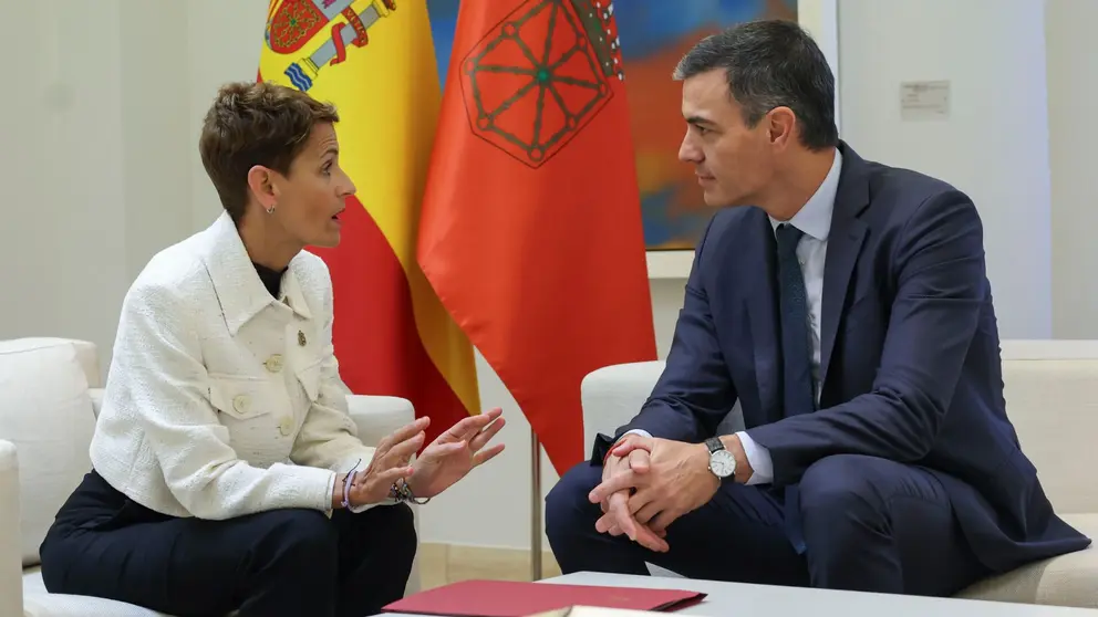 El presidente del Gobierno, Pedro Sánchez, recibe a la presidenta de Navarra, María Chivite, este jueves en el Palacio de la Moncloa, en el marco de la ronda de contactos abierta con todos los presidente autonómicos. EFE/ Kiko Huesca