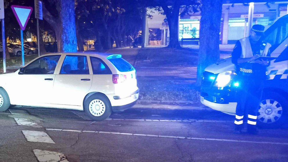 Un agente de la policía Municipal de Pamplona instruye un atestado en una calle de la capital navarra. POLICÍA MUNICIPAL DE PAMPLONA