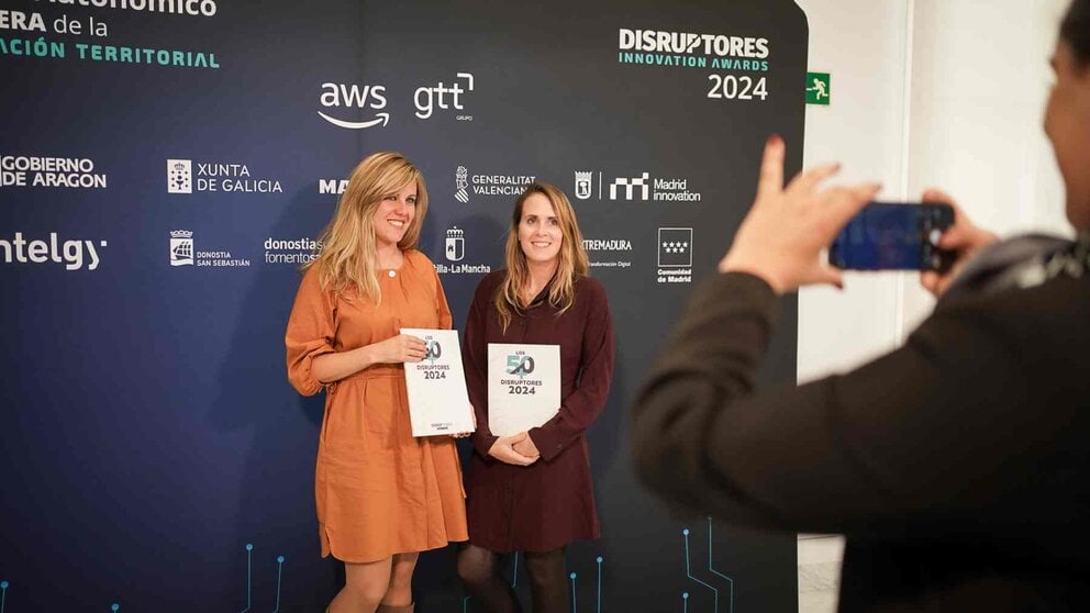 Nerea Larrea y Elvira Villafranca, integrantes de TracasaWomenTIC, durante la entrega de premios. CEDIDA