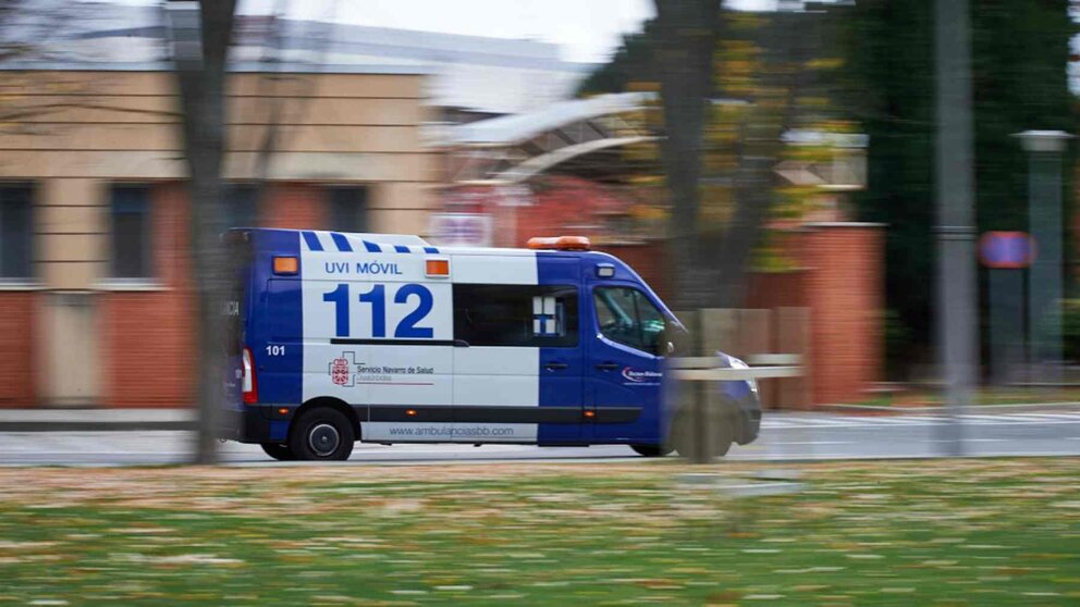 Una ambulancia llega a las urgencias del Complejo Hospitalario de Navarra durante la segunda ola de la pandemia en la Comunidad Foral. MIGUEL OSÉS