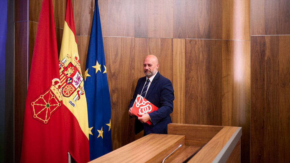 El consejero de Economía y Hacienda, José Luis Arasti, presenta en rueda de prensa el anteproyecto de Presupuestos Generales de Navarra para 2025. PABLO LASAOSA