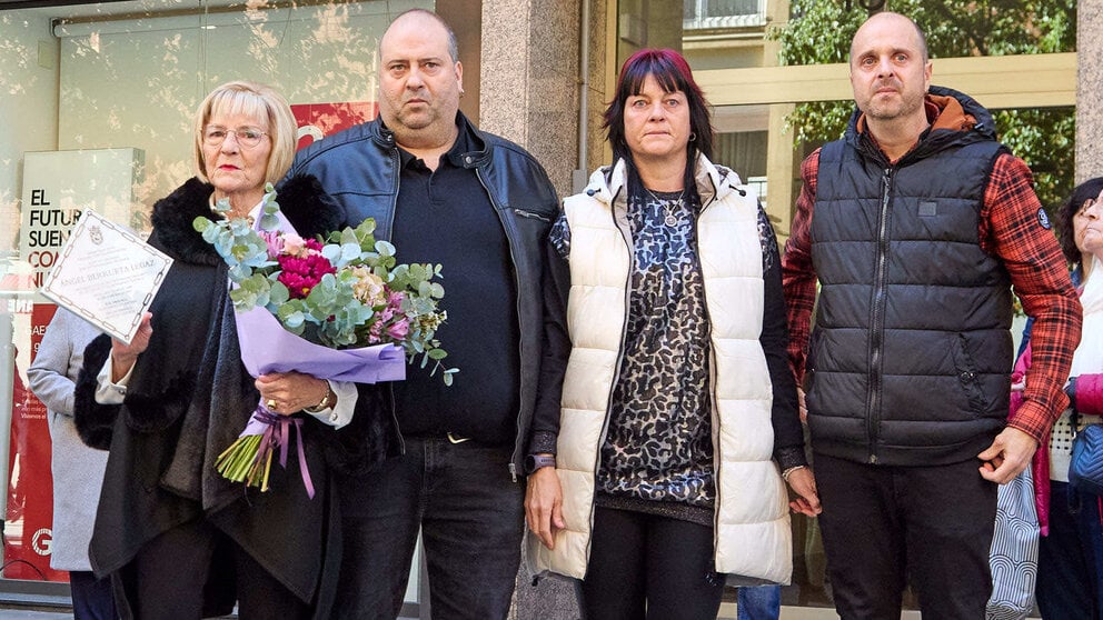 El alcalde de Pamplona, Joseba Asiron, y la vicepresidenta segunda y consejera de Memoria y Convivencia, Acción Exterior y Euskera del Gobierno de Navarra, Ana Ollo, participan en la colocación una placa en memoria de Ángel Berrueta, asesinado el 13 de marzo de 2004 en el barrio de San Juan, víctima de motivación política. IÑIGO ALZUGARAY