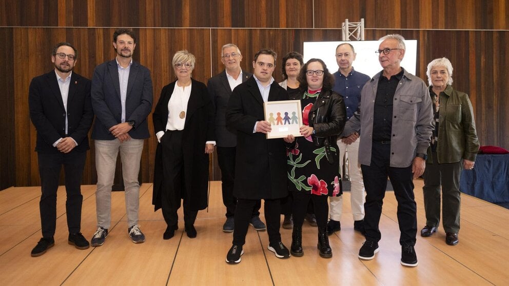 El vicepresidente Taberna en el acto de entrega de la distinción como Persona Voluntaria de Navarra de 2024 a María José Leoz. - GOBIERNO DE NAVARRA