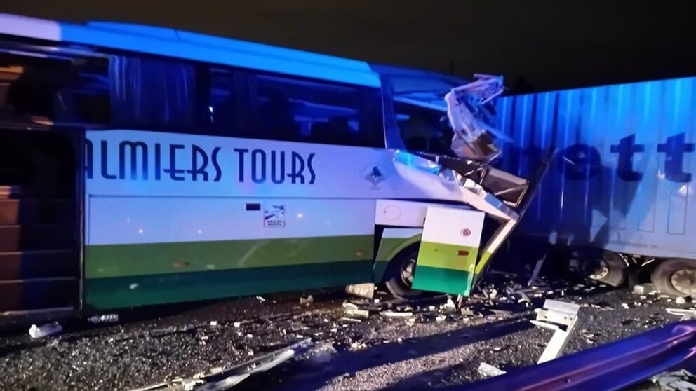 Autobús siniestrado en el que viajaban los once heridos leves en un accidente en la A-92 a la altura de Víznar, en Granada. - JUNTA DE ANDALUCIA