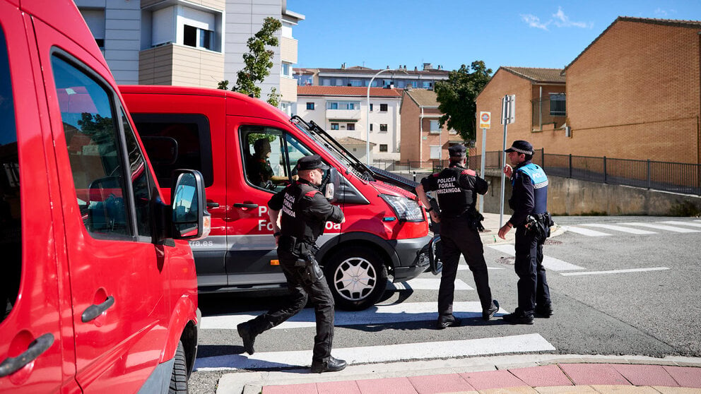 Policía Foral y Policía Municipal de Noáin intervienen en una vivienda con un atrincherado. PABLO LASAOSA