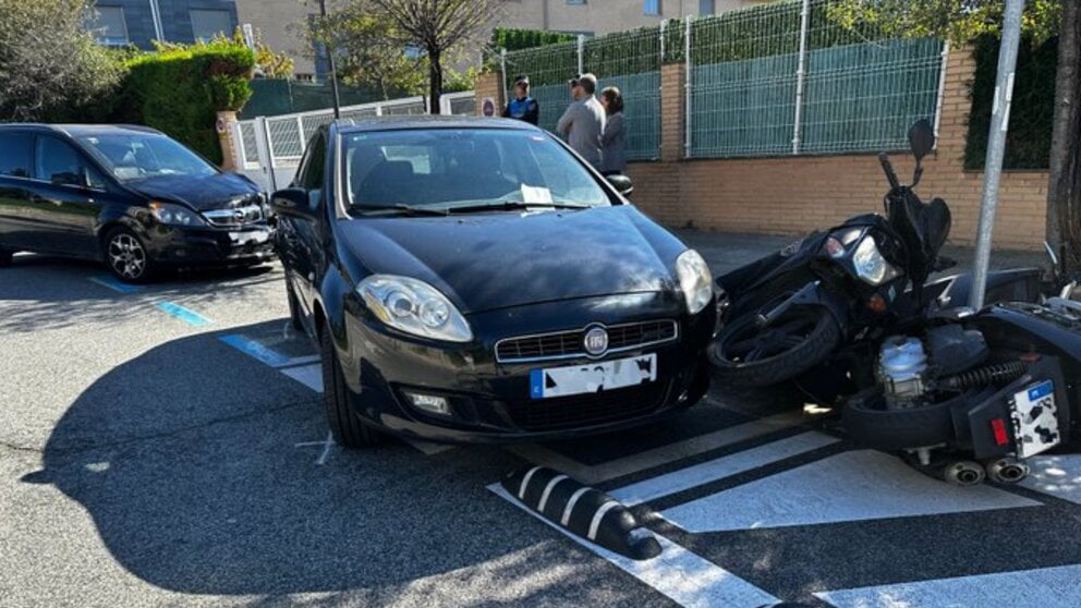 Imagen del estado del coche tras arrasar a otros vehículos. POLICÍA MUNICIPAL