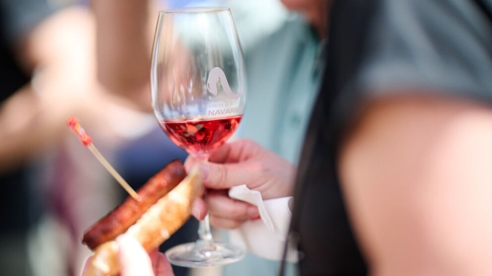 Imagen de archivo de un pincho de chistorra y una copa de vino de Navarra. CEDIDA