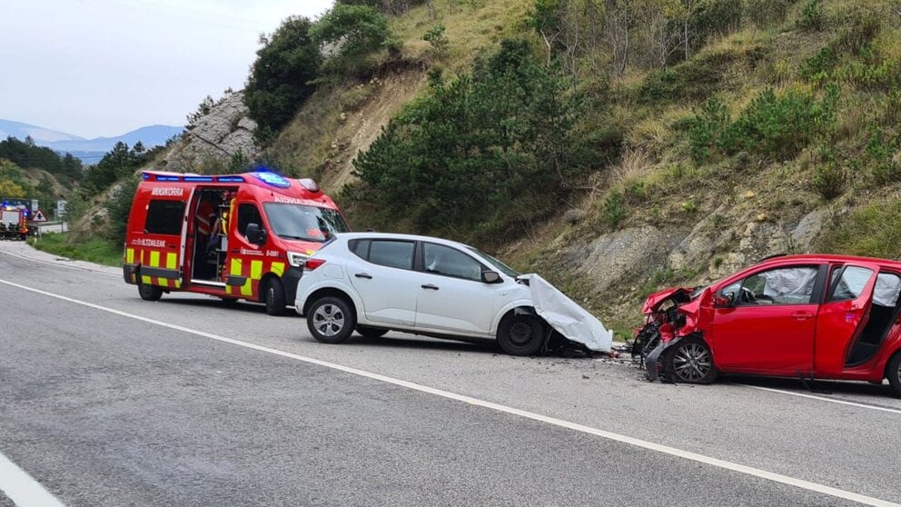 Imagen de los dos coches siniestrados en Erice. GUARDIA CIVIL