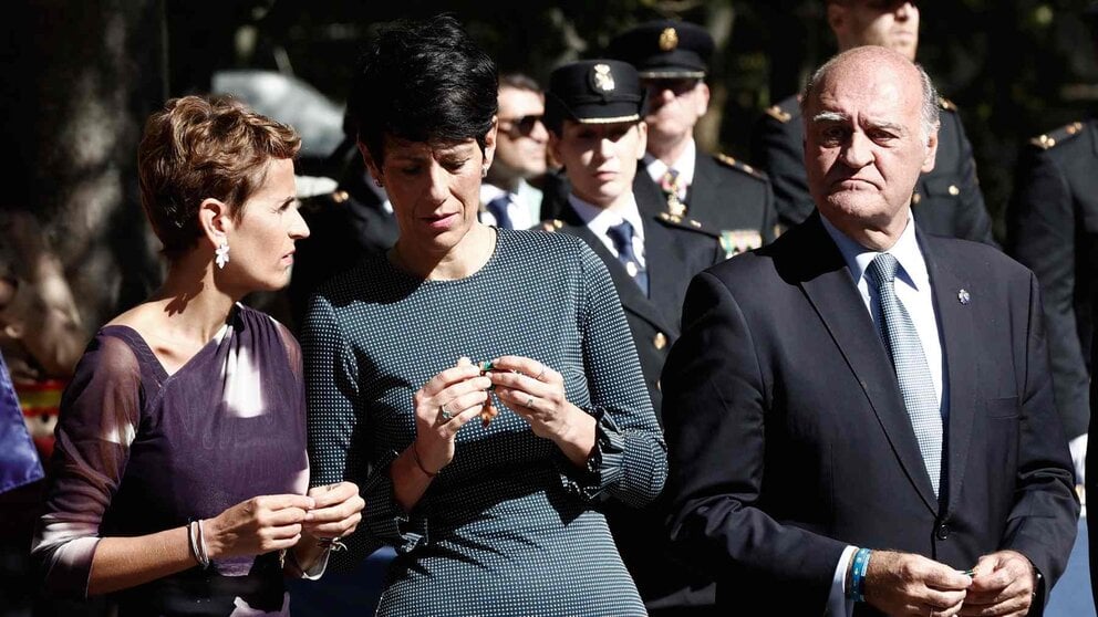 La presidenta de Navarra, María Chivite junto a la ministra de Inclusión, Seguridad Social y Migraciones Elma Saiz, y el presidente del Tribunal Superior de Justicia de Navarra, Joaquín Galve. EFE/ Jesus Diges