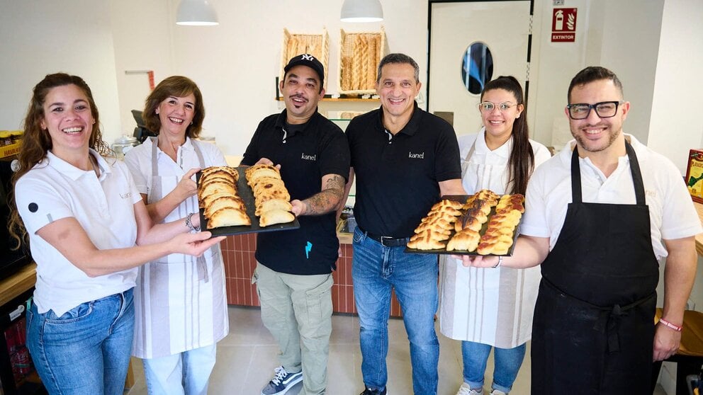 Daniela Gazzaniga, Adriana Cravero, Leo Cazeneuve, Rodolfo Biante, Brenda Evers e Iván López con las empanadas argentinas y la bollería de Kanel, en la calle Ermitagaña 26. PABLO LASAOSA