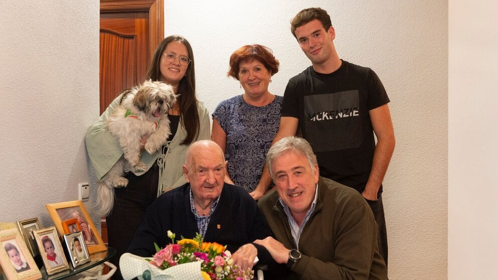 El alcalde homenajea a Dionisio Munárriz López, residente en Etxabakoitz, que ha cumplido 100 años. AYUNTAMIENTO DE PAMPLONA