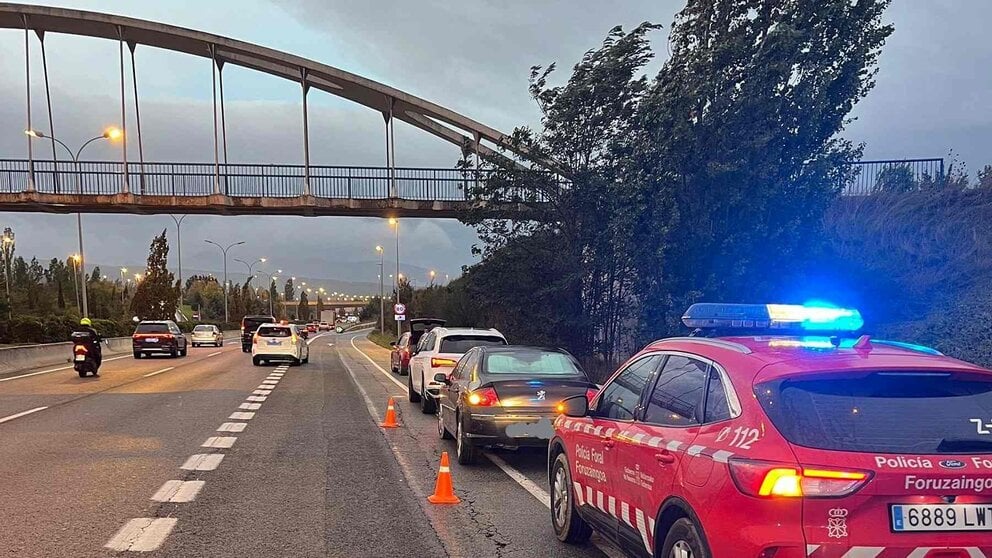 Una patrulla de la Policía Foral atiende la colisión múltiple en la PA-30. POLICÍA FORAL