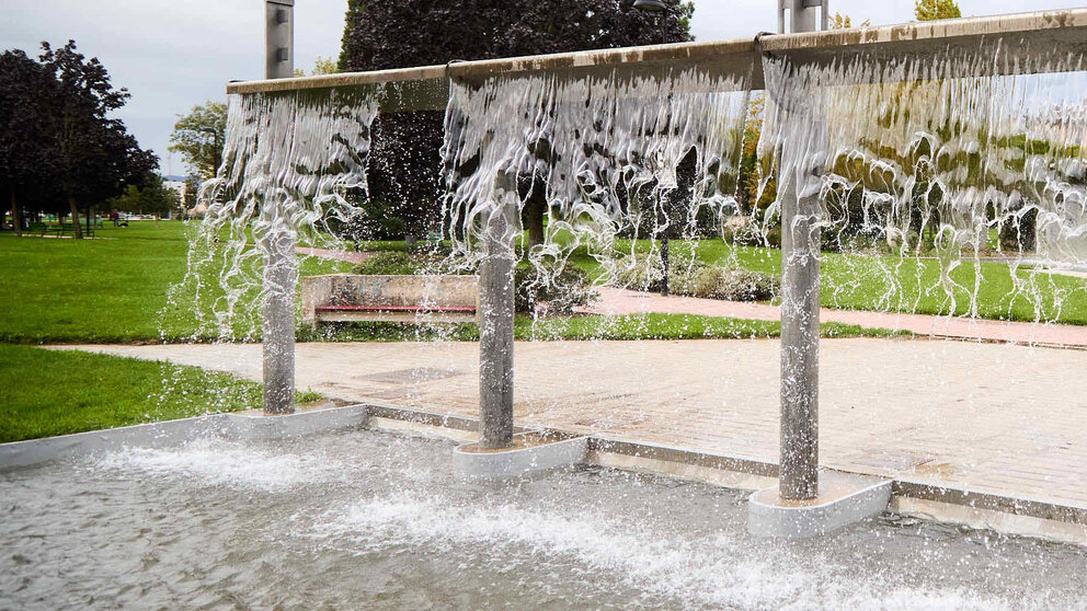 Miembros de la Gerencia y la Comisión de Urbanismo del Ayuntamiento visitan el parque de Yamaguchi y el Jardín de la Galaxia para conocer las obras de reparación y mejora que permiten su reapertura. IÑIGO ALZUGARAY