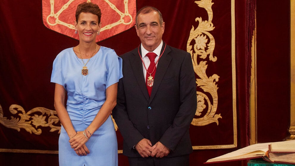 La presidenta del Gobierno de Navarra, María Chivite, junto a su tío, el consejero de Cohesión Territorial, Óscar Chivite. IÑIGO ALZUGARAY