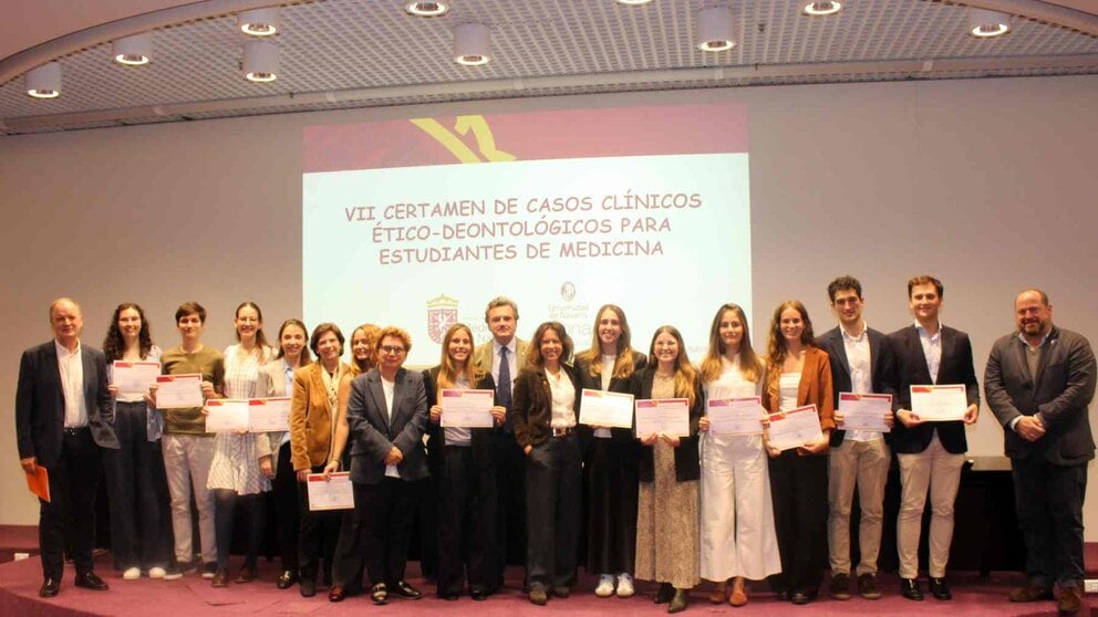 Premiados y autoridades colegiales y académicas posan tras la entrega de premios. COLEGIO DE MÉDICOS DE NAVARRA