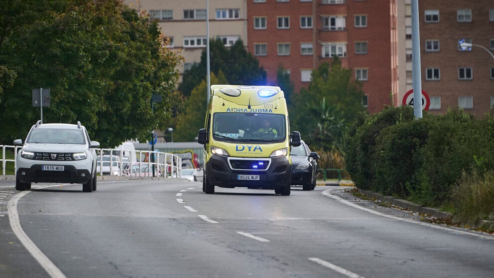 Una ambulancia circula por una calle de Pamplona. PABLO LASAOSA