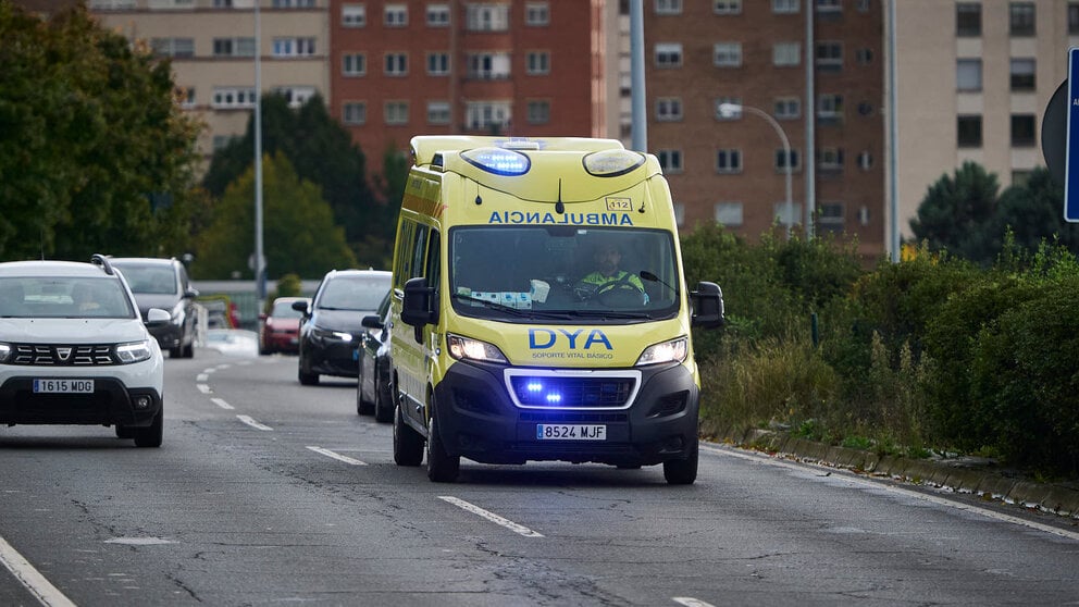 Una ambulancia circula por una calle de Pamplona. PABLO LASAOSA