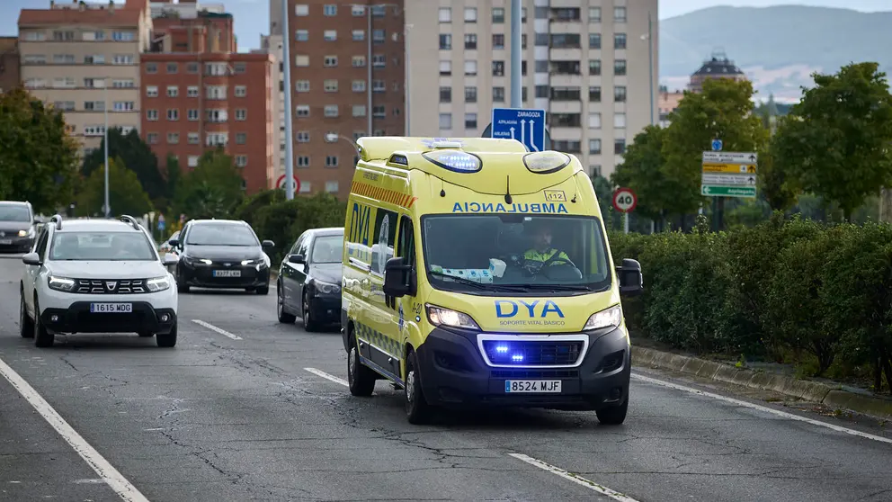 Una ambulancia circula por una calle de Pamplona. PABLO LASAOSA