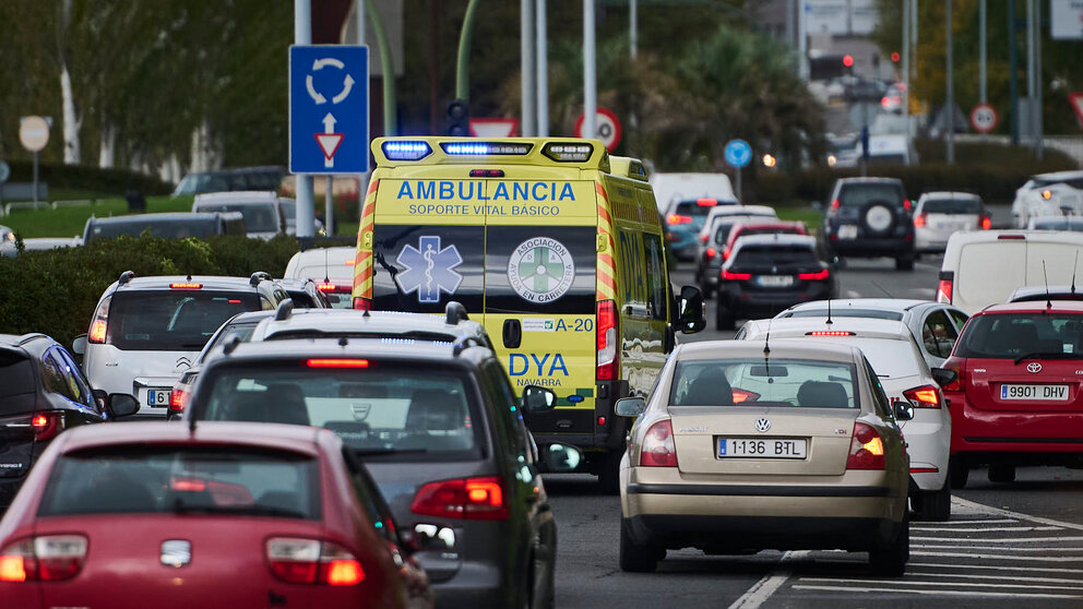 Una ambulancia circula por una calle de Pamplona. PABLO LASAOSA